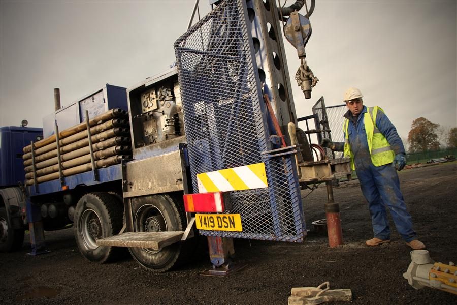 Borehole drilling rig