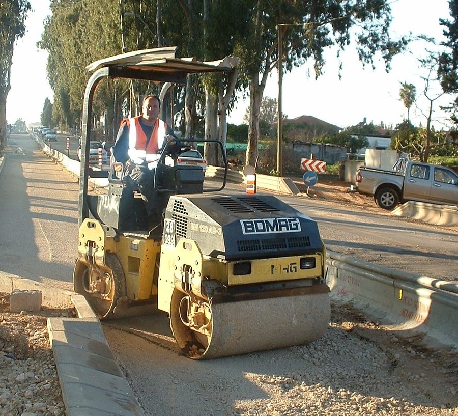 Walk-behind road roller